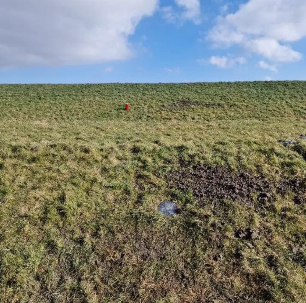 Sensor afgemonteerd in de dijk